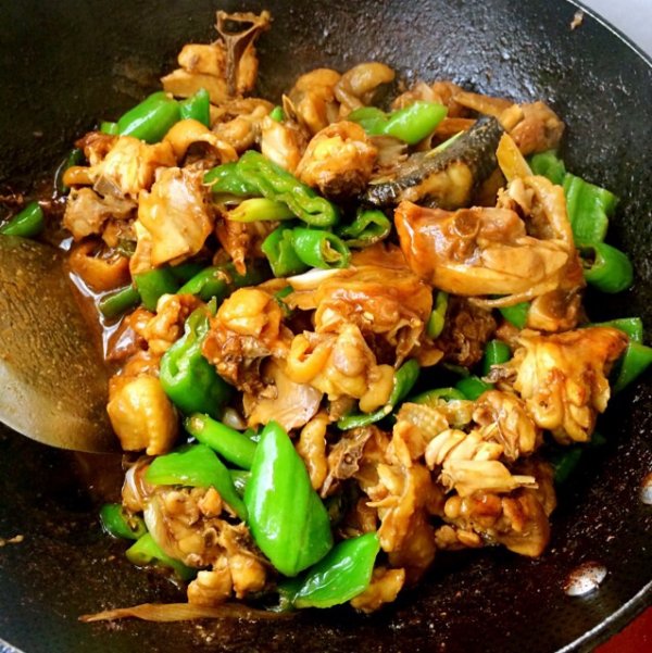  p>辣椒炒鸡是由辣椒,鸡肉为主要食材做成的一道菜品,属于家常菜.