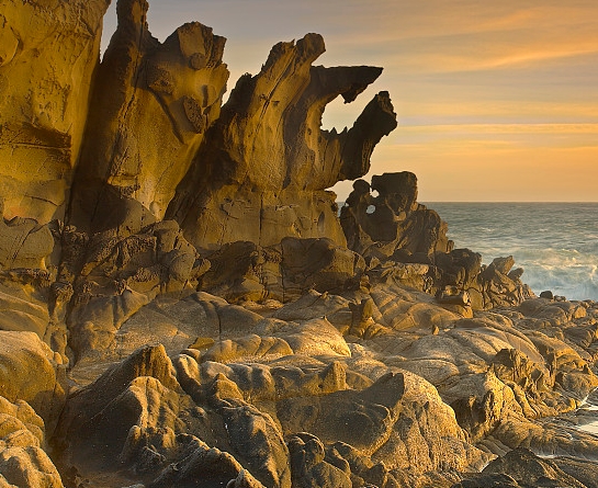 塑造海岸侵蚀地貌的主要动力因素是波浪和潮流在海陆交替的海岸带