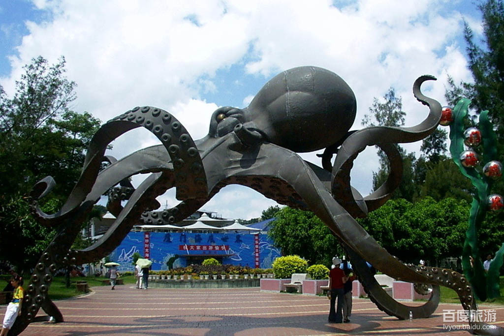 厦门海底世界坐落在鼓浪屿东岸黄家渡,原为鼓浪屿公园,紧靠轮渡码头.