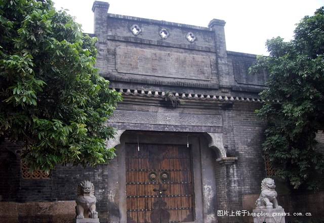 龙武山庄距离县城并不远,只有20分钟的车程,交通便利,集建筑艺术和