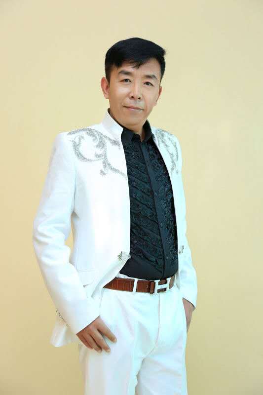  p>杨波,相声演员,自幼跟随其母赵桂兰学习相声,任新兴相声馆班主.