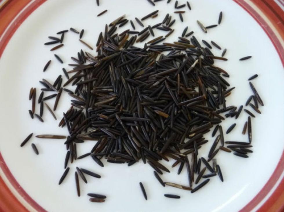 是jiāo mǐ,是指 a target="_blank" href="/item/菰米">菰米 /a>