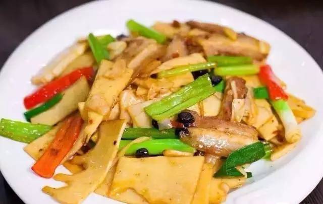  p>冬笋炒五花肉是由冬笋,五花肉等主要食材做成的一道菜品,属于家常
