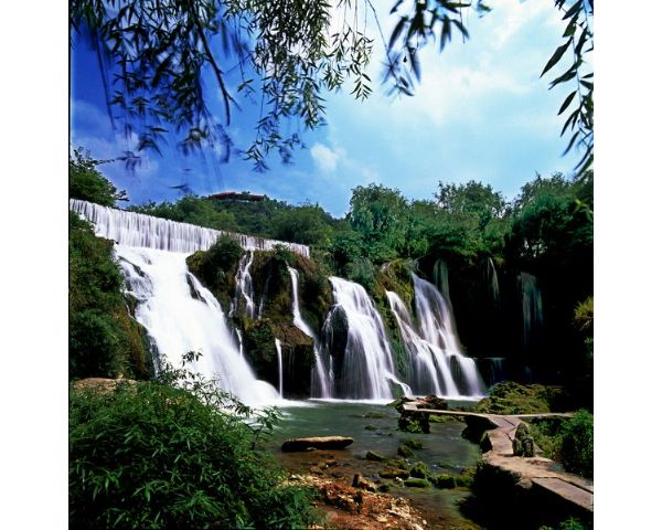 龙天沟自然风景区位于河南省 a target="_blank" href="/item/驻马店