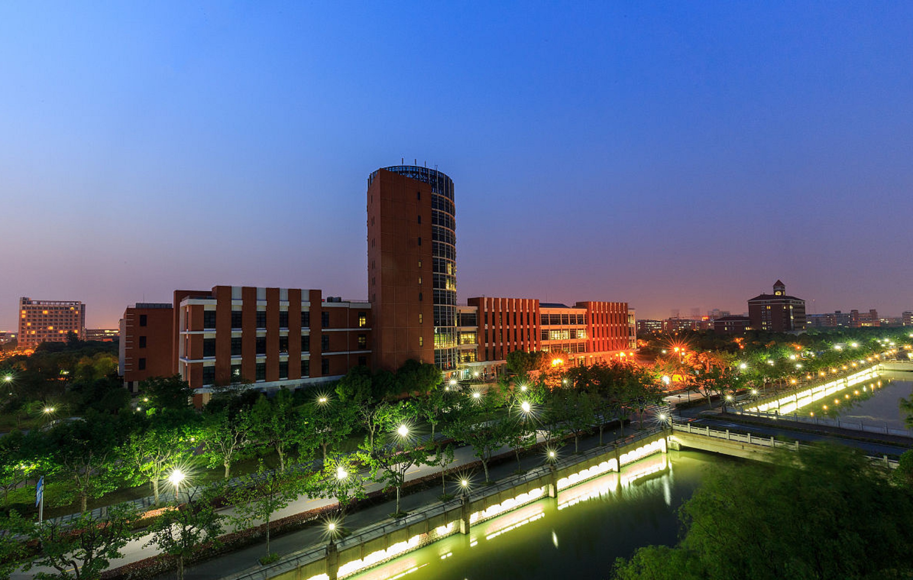  p>上海交通大学(shanghai jiao tong university)简称"上海交大" sup