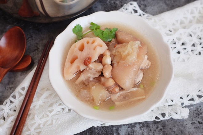  p>花生莲藕汤是一道经典家常菜,主料是莲藕,花生,红枣. /p>