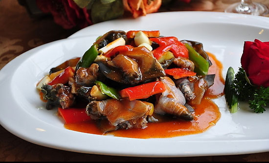  p>辣椒生炒甲鱼是一道由甲鱼,辣椒,蒜头等做成的美食. /p>