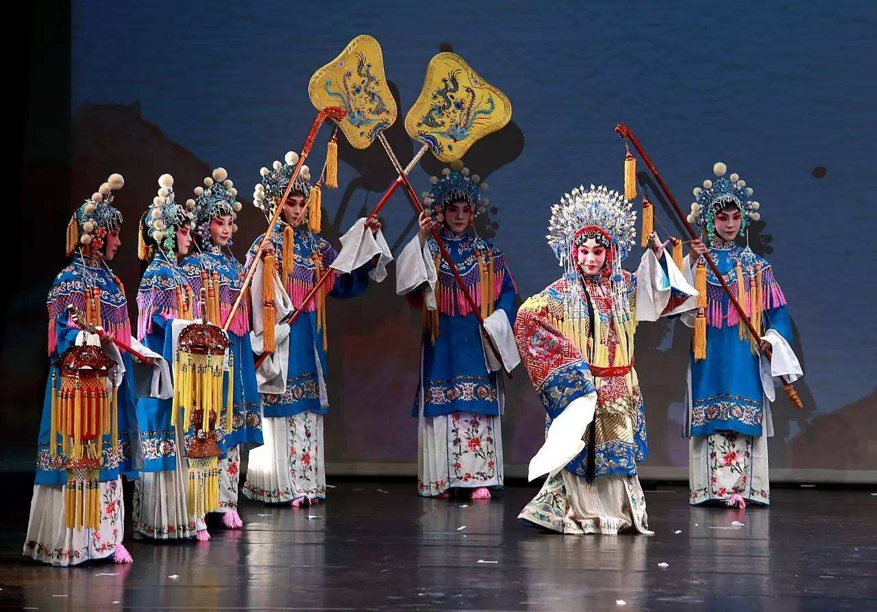  p>京剧《贵妃醉酒》又名《百花亭》,是一出单折戏,取材于中国唐朝