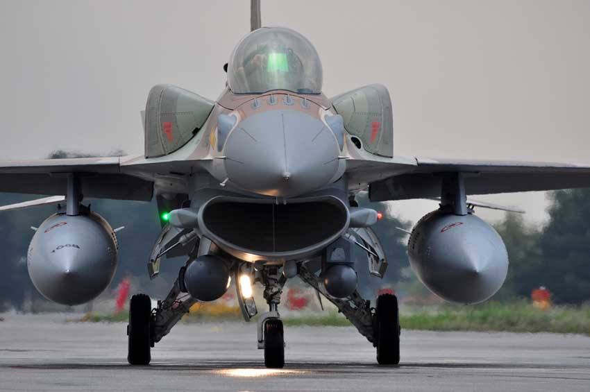 挂钩上安装可投放的光滑流线型副油箱,可这改变了飞机的原始气动布局