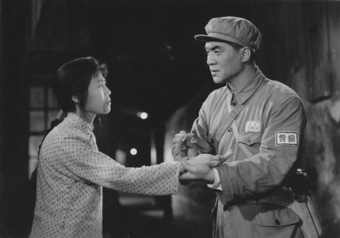 《霓虹灯下的哨兵》是 a target="_blank" href="/item/上海天马电影