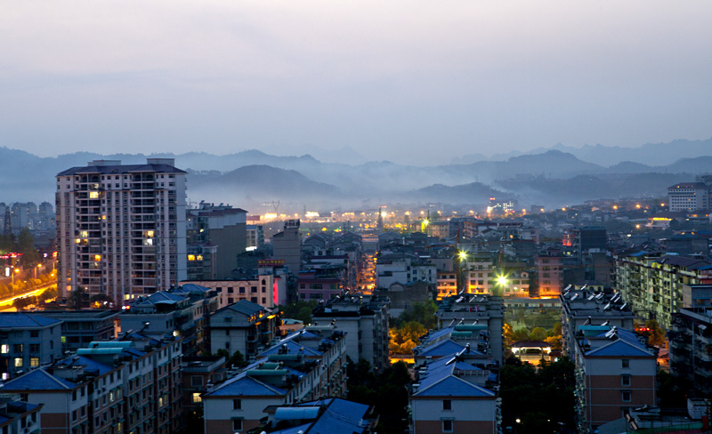  p>张家界,原名" a target="_blank" href="/item/大庸市/742170"