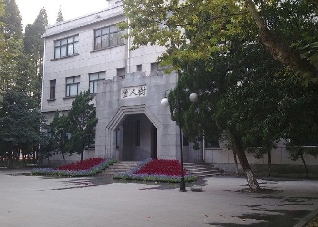 p>江苏省扬州中学是江苏省四星级普通高中,也是江苏省文明单位,全国