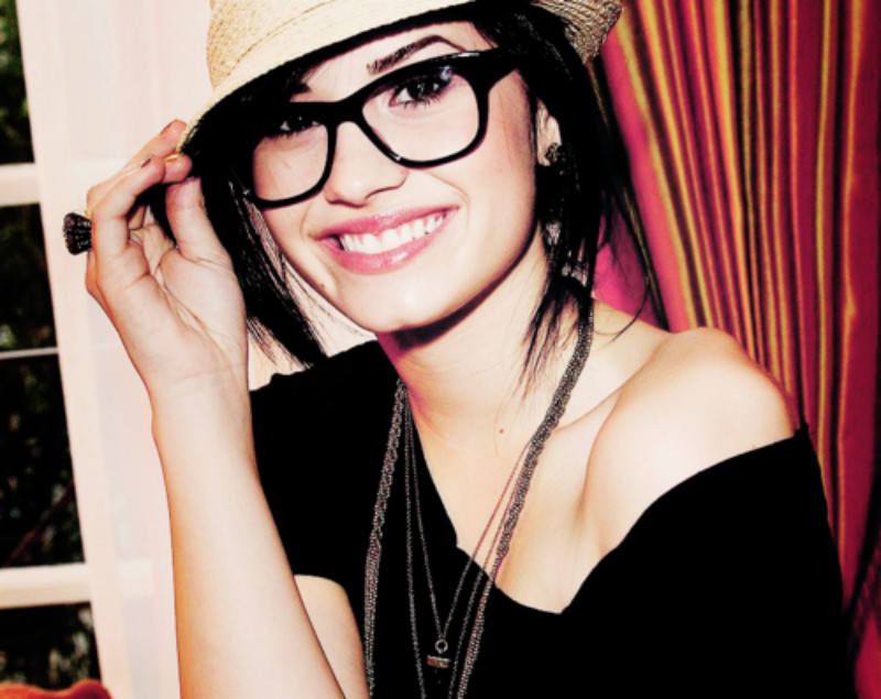 1992年8月20日出生于美国新墨西哥州阿尔布开克,美国流行乐女歌手