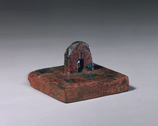  p>唐铜高鼻钮"唐安县之印"是唐代的印章. /p>