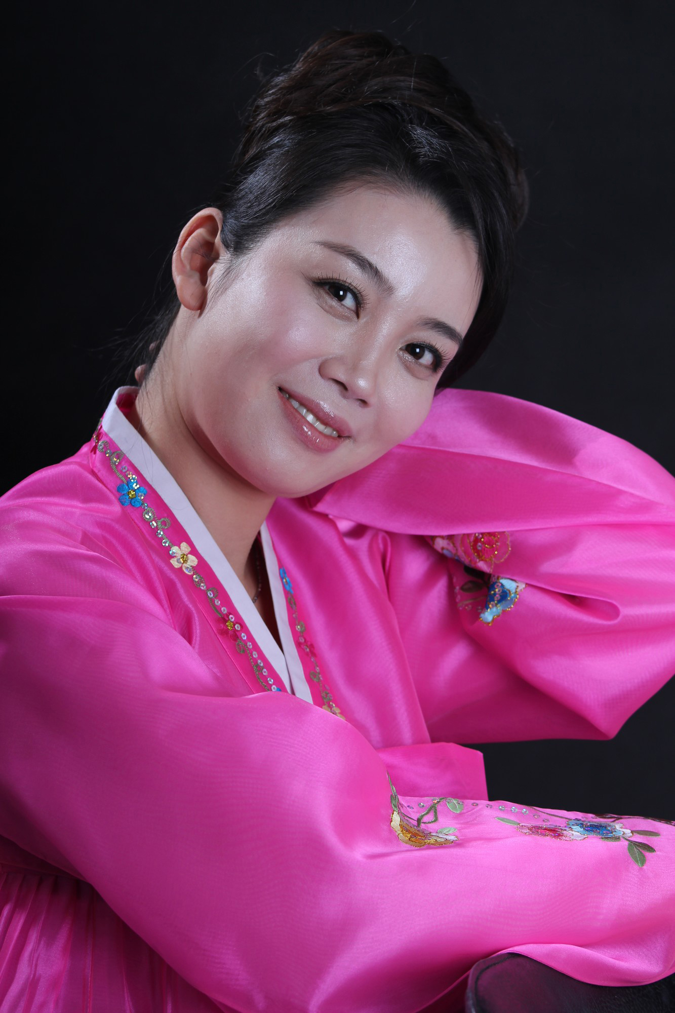  p>金松美,1985年出生于 a target="_blank" href="/item/朝鲜民主