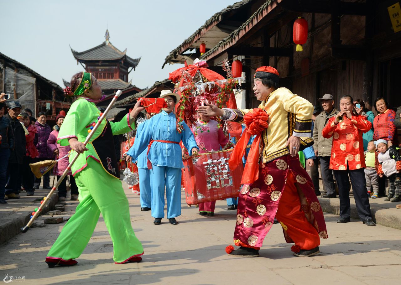  p>民俗又称民间文化,是指一个民族或一个社会群体在长期的生产实践和