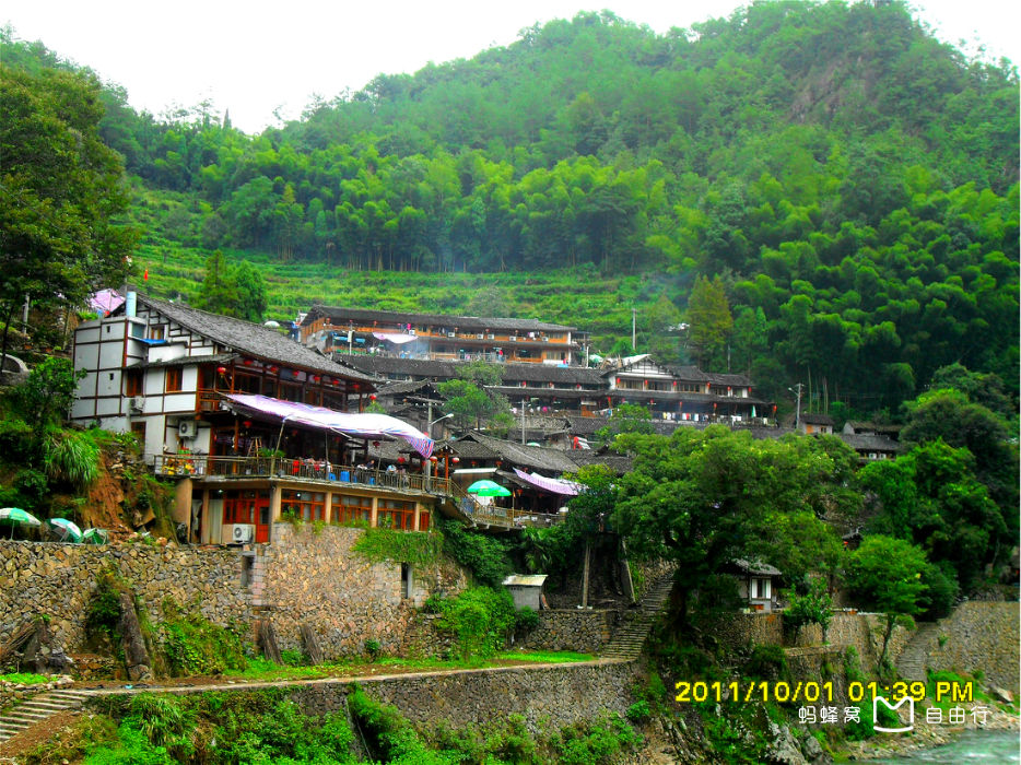 上人家位于永嘉县鹤盛乡岭上村内,坐落在半山腰上,距楠溪江石桅岩景区