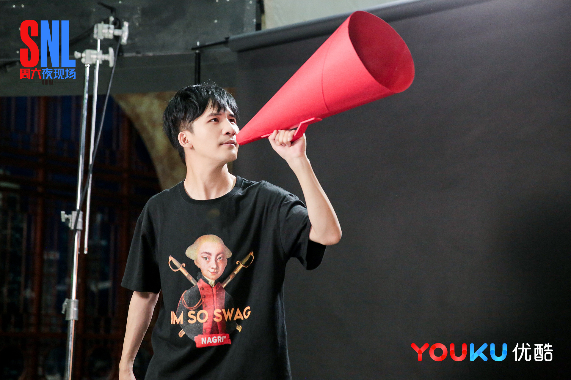  p>《周六夜现场》是由优酷,欢乐传媒,笑果文化联合出品及制作的年轻