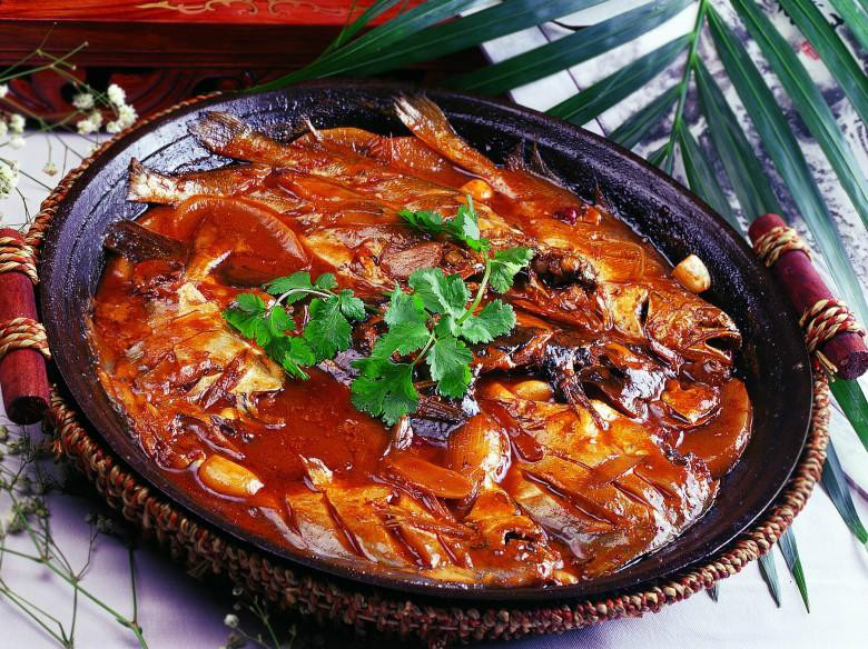 铁锅焖鱼