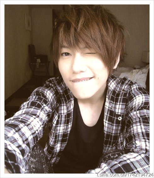  p data-id="gns08yozqz">邱翊橙(毛弟),1990年10月10日出生,台湾歌手