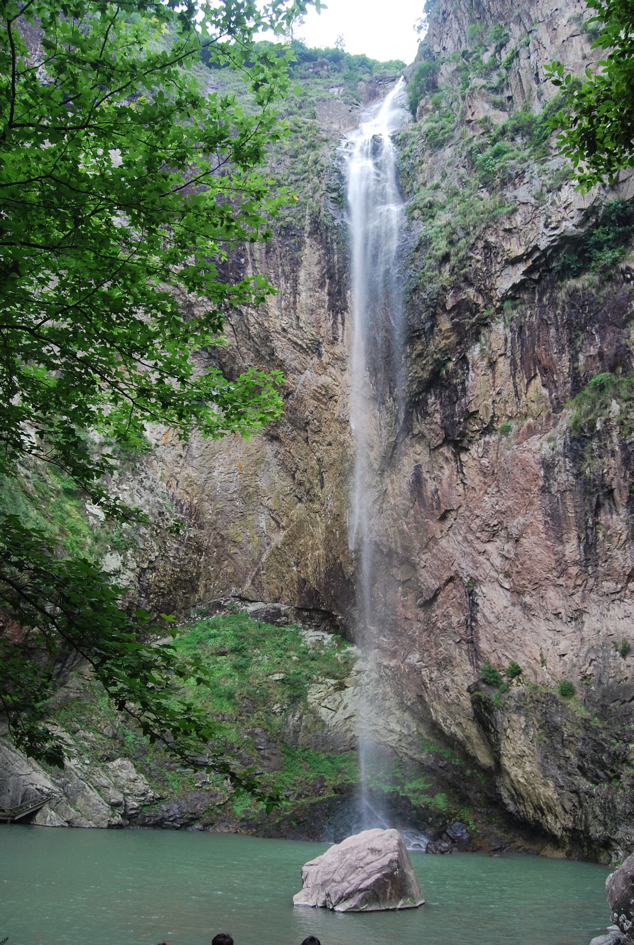  p>石门洞位于浙江青田县城西北30千米的瓯江北岸.