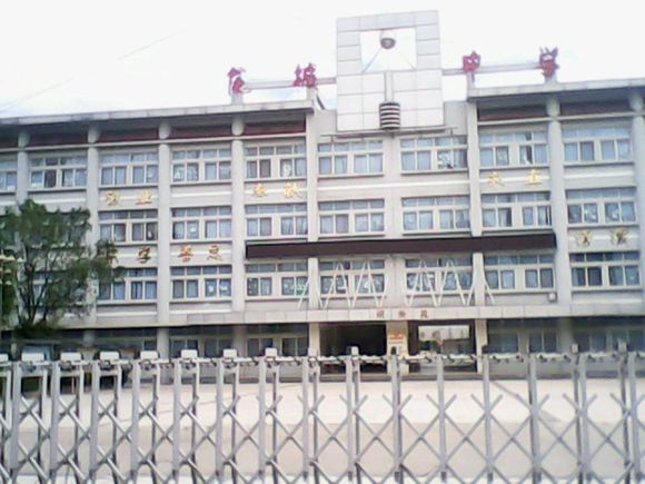  p>龙城中学地处禄丰县金山镇世纪大街南沿线,是2007年8月26日才新建