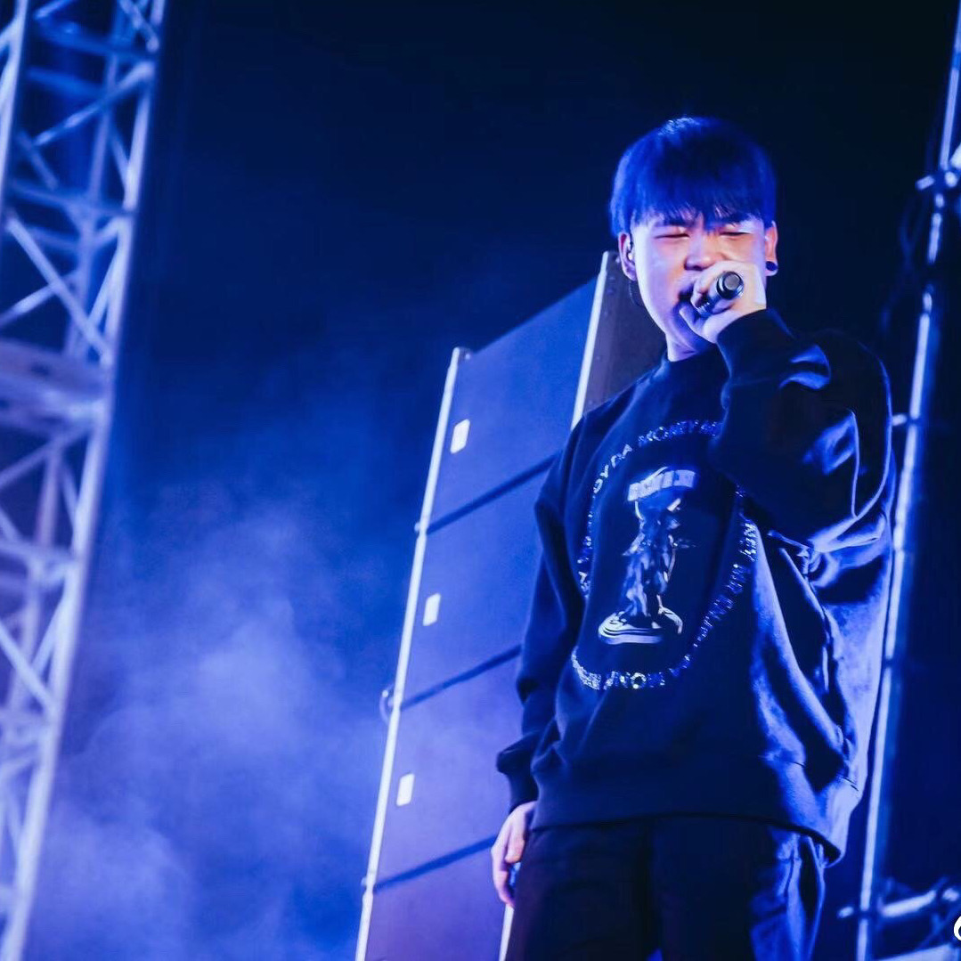  p>丁震(knowknow),别名dzknow,1996年5月3日出生于江苏省南京市,中国