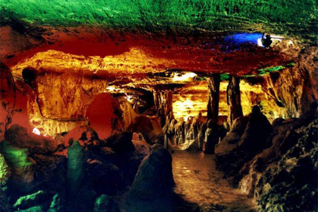  p>磐石官马溶洞位于吉林省吉林市南128公里,磐石市东北烟筒山镇南7