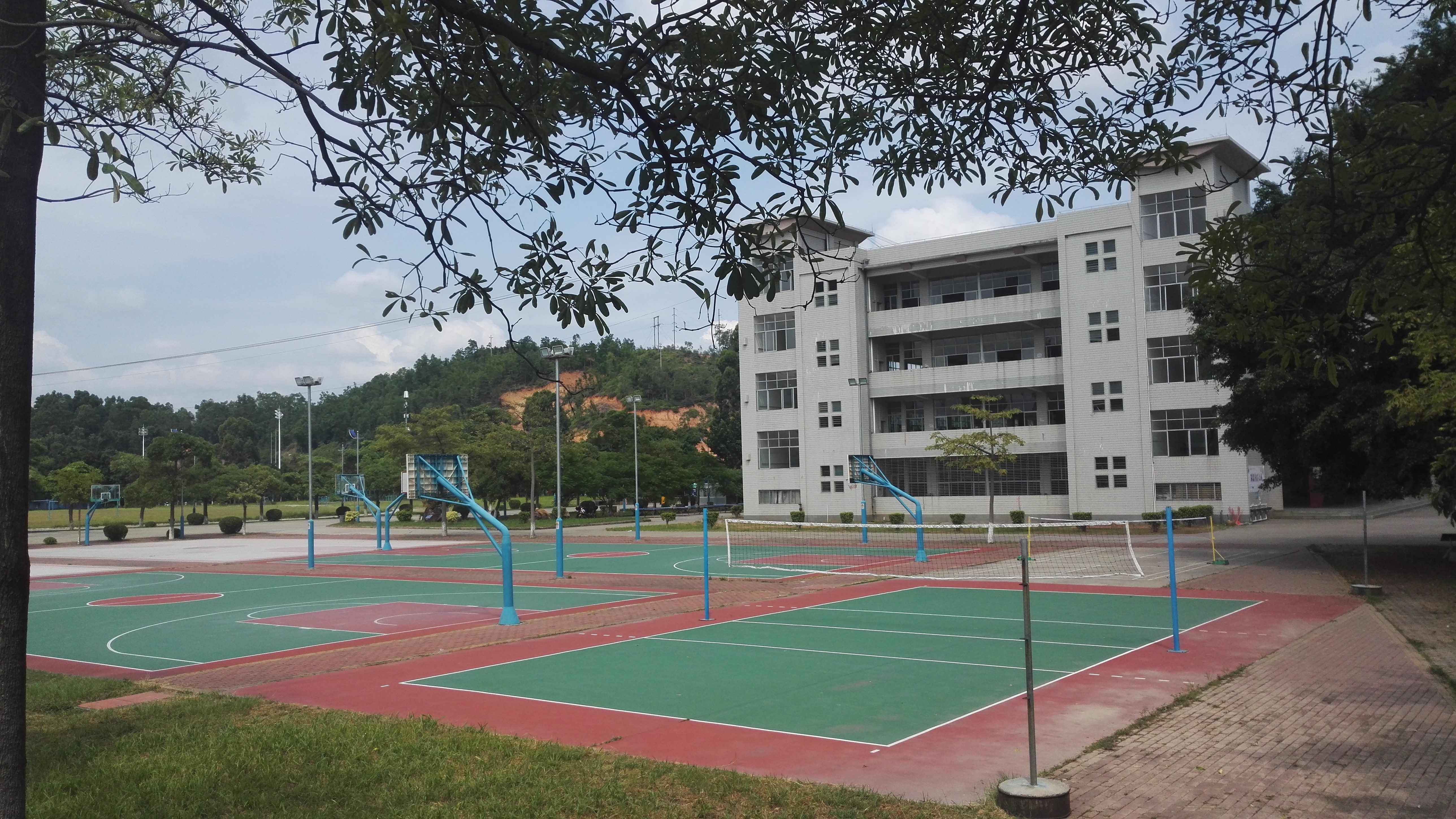  p>信宜市第三中学(第二教育城高中)创办于1969年,原名 a href="#">