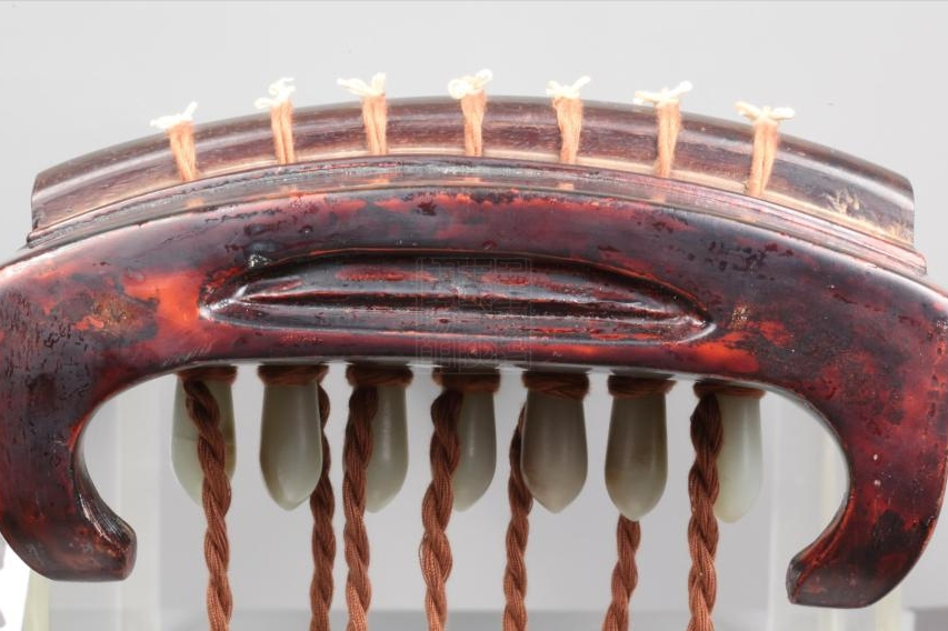  p>北宋伶官式凤鸣琴是重庆中国三峡博物馆收藏的乐器,法器类作品.