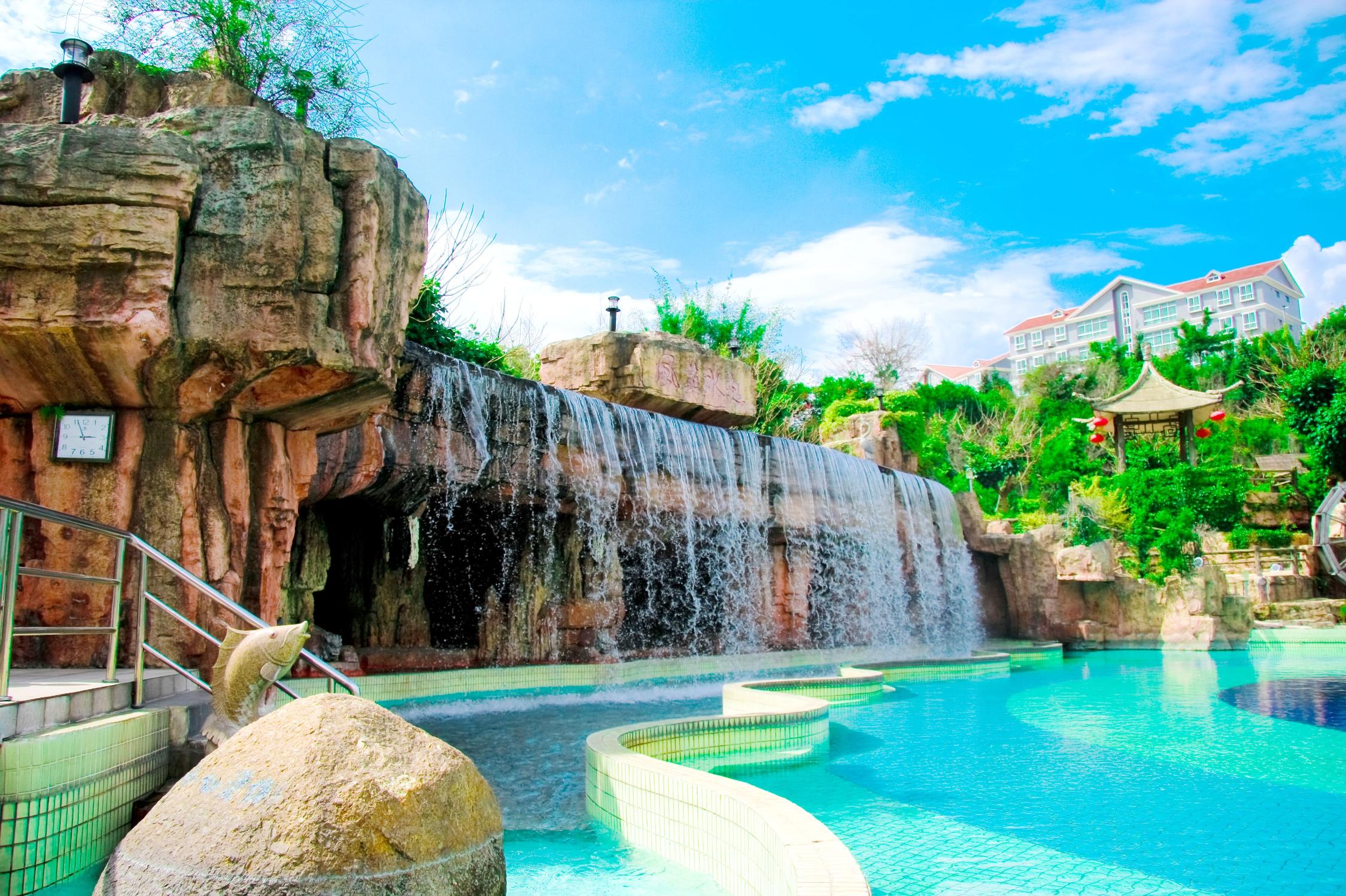 餐饮,娱乐,休闲,健身,商务于一体的大型综合性的度假村,地处河源市