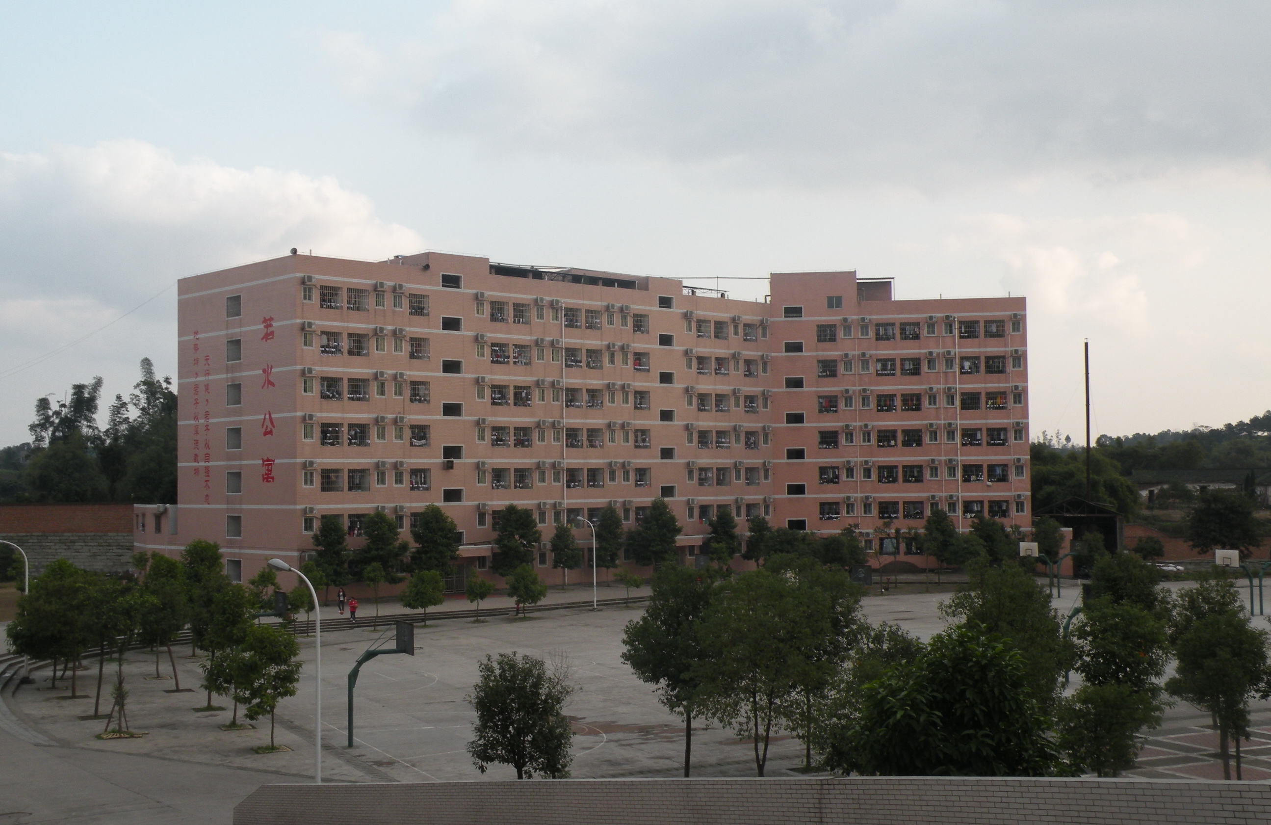 1 high school)简称泸县一中,位于四川省泸县云龙镇云河路777号,是