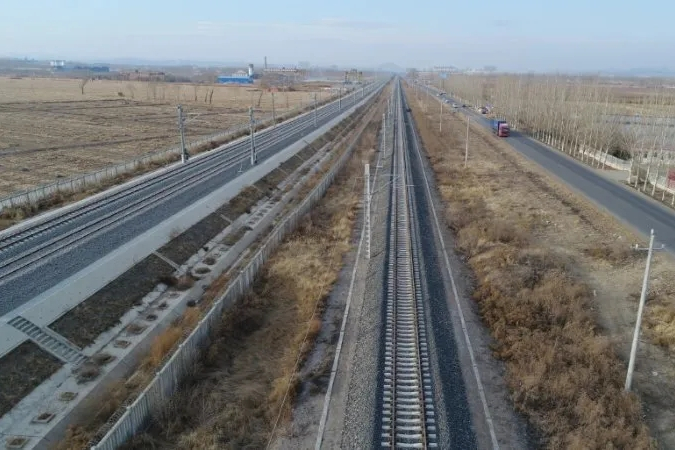 railway),原名叶峰铁路,南起锦承线叶柏寿站,北至京通线赤峰南站,全线
