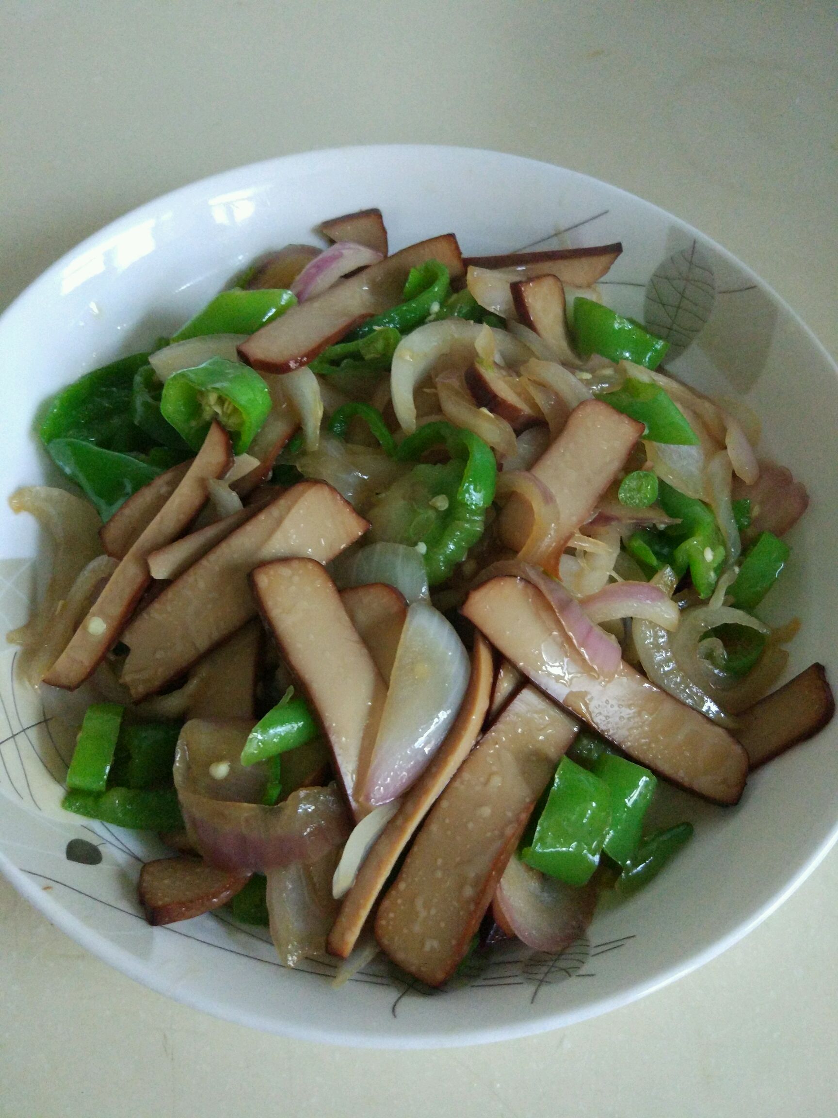  p>青椒炒洋葱是一道由等洋葱,青椒,红辣椒等食材制成的美食. /p>