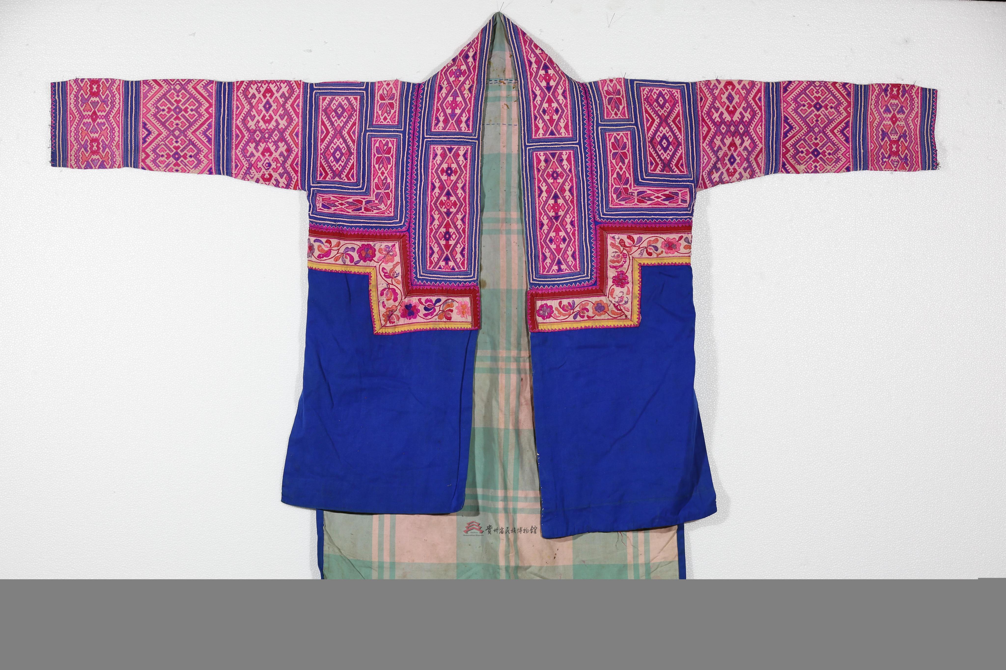 当代云南文山苗族几何纹花纹平绣对襟女上衣