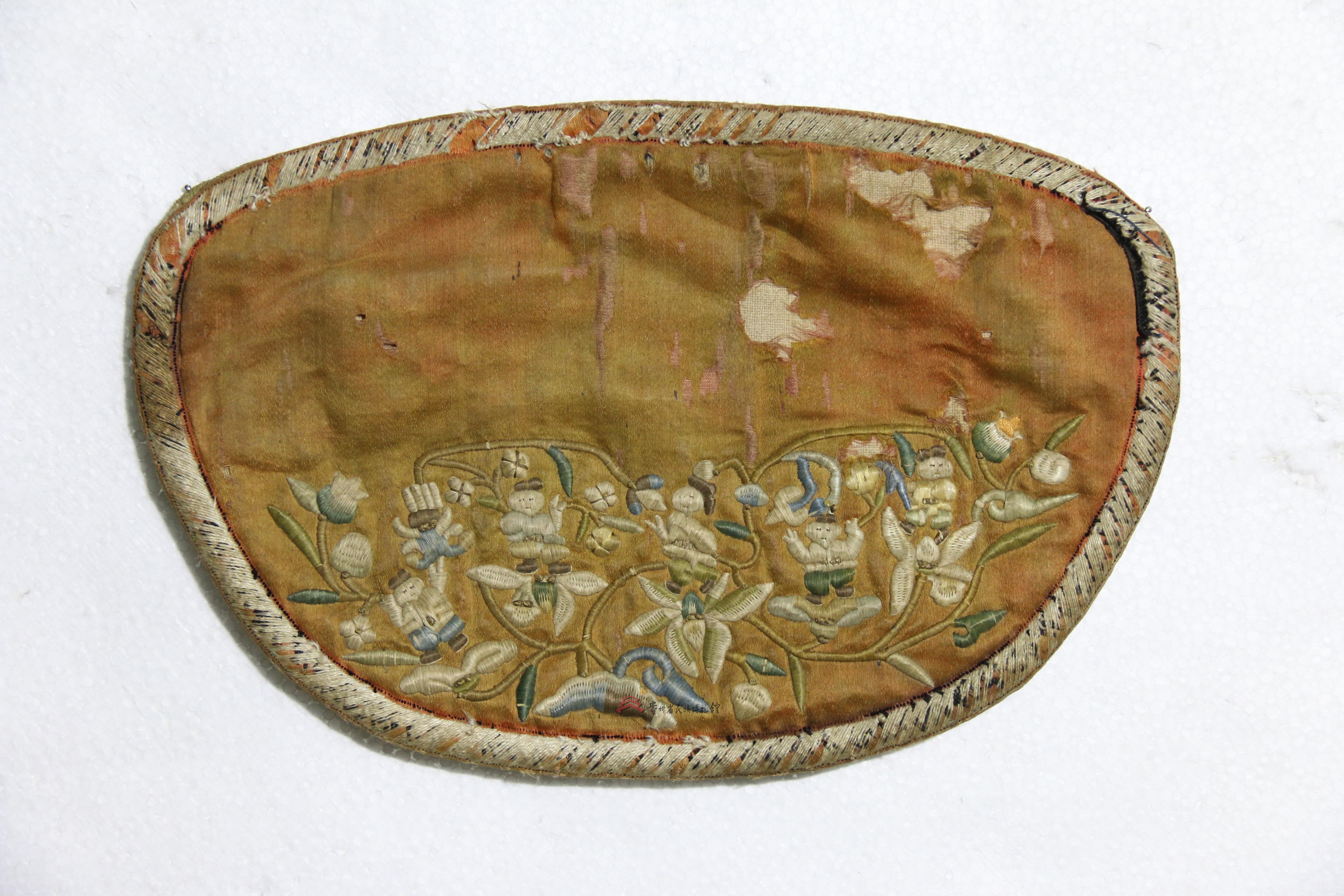 当代安顺汉族破线绣人物花鸟纹钱包