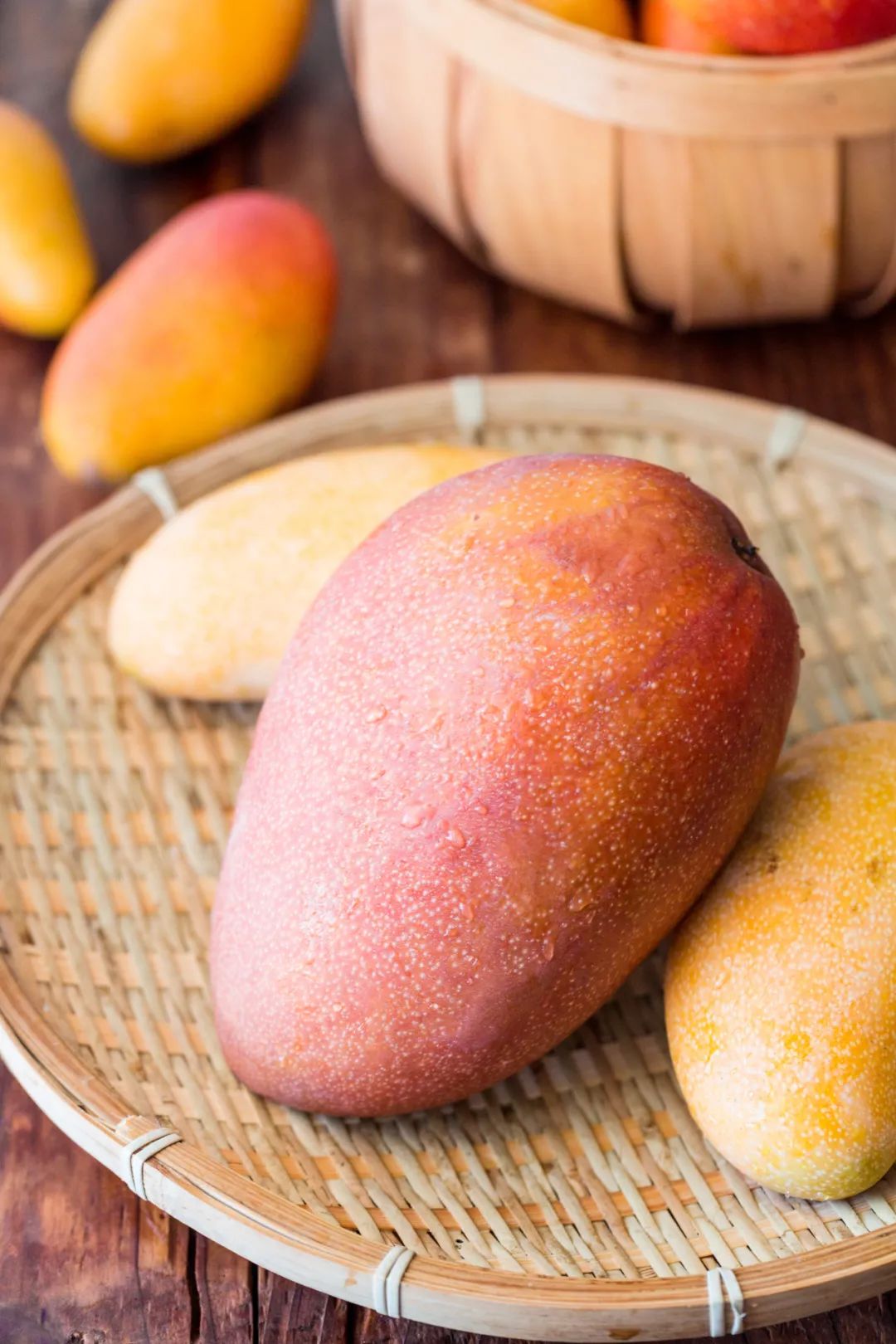  p>红玉芒是芒果的品种之一,表皮颜色红润,果型饱满偏大,肉多到可以用