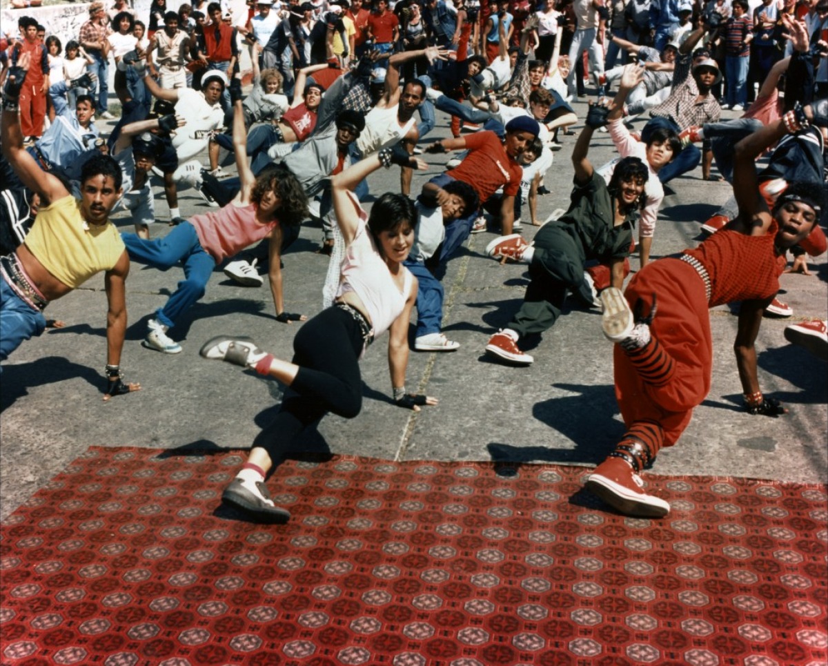 该片是《霹雳舞》的续作电影,于1984年12月19日在美国首映