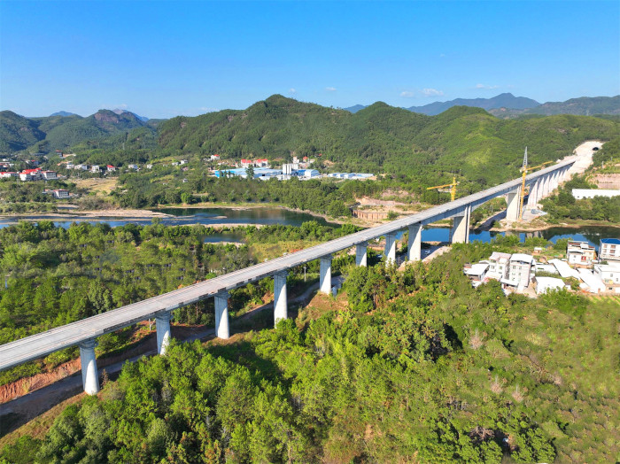  p data-id="tc7qbty5yx6o">汀江特大桥位于福建省龙岩市上杭县境内