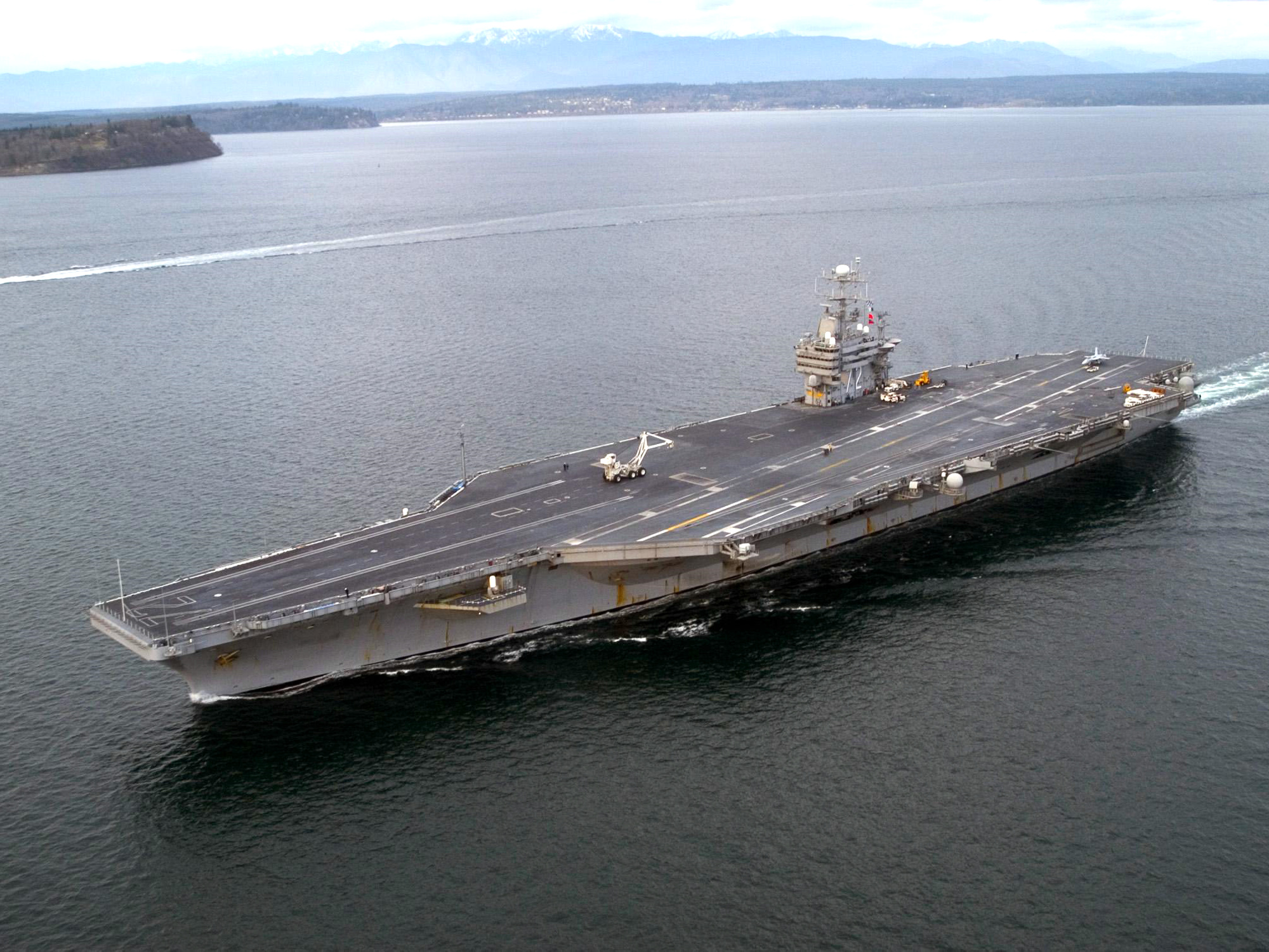 号航空母舰(英文:uss abraham lincoln,舷号:cvn-72,简称:林肯号航母)