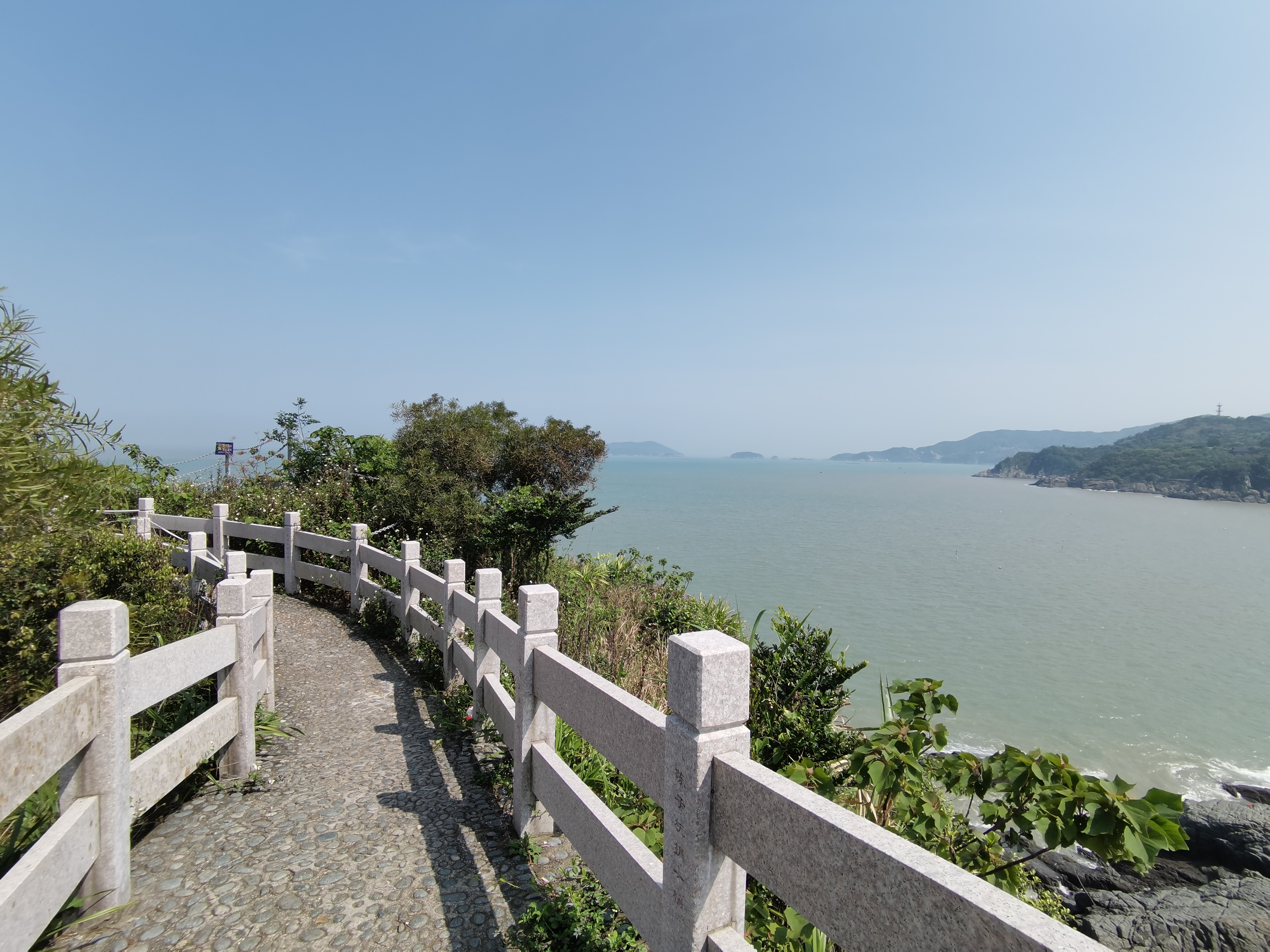  p>雾城沙滩,也称月亮湾沙滩,位于马站渔寮和环海公路的交界处,长1000