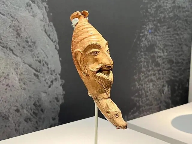 人首微笑牛头陶饮器