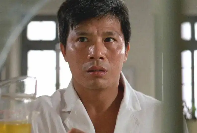 出生于广东省广州市,中国香港男演员,编剧,导演,武术家,武术指导,南派