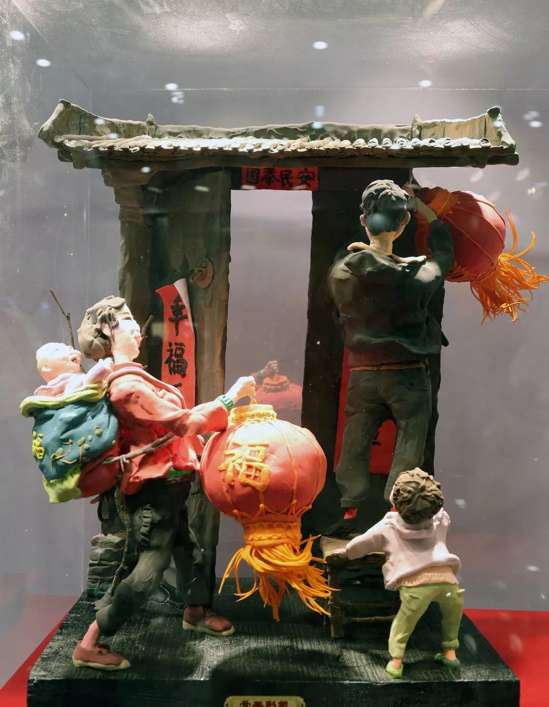 男,超写实雕塑家,国家高级美术师,骨架彩塑创始人,赵树青是一位当代