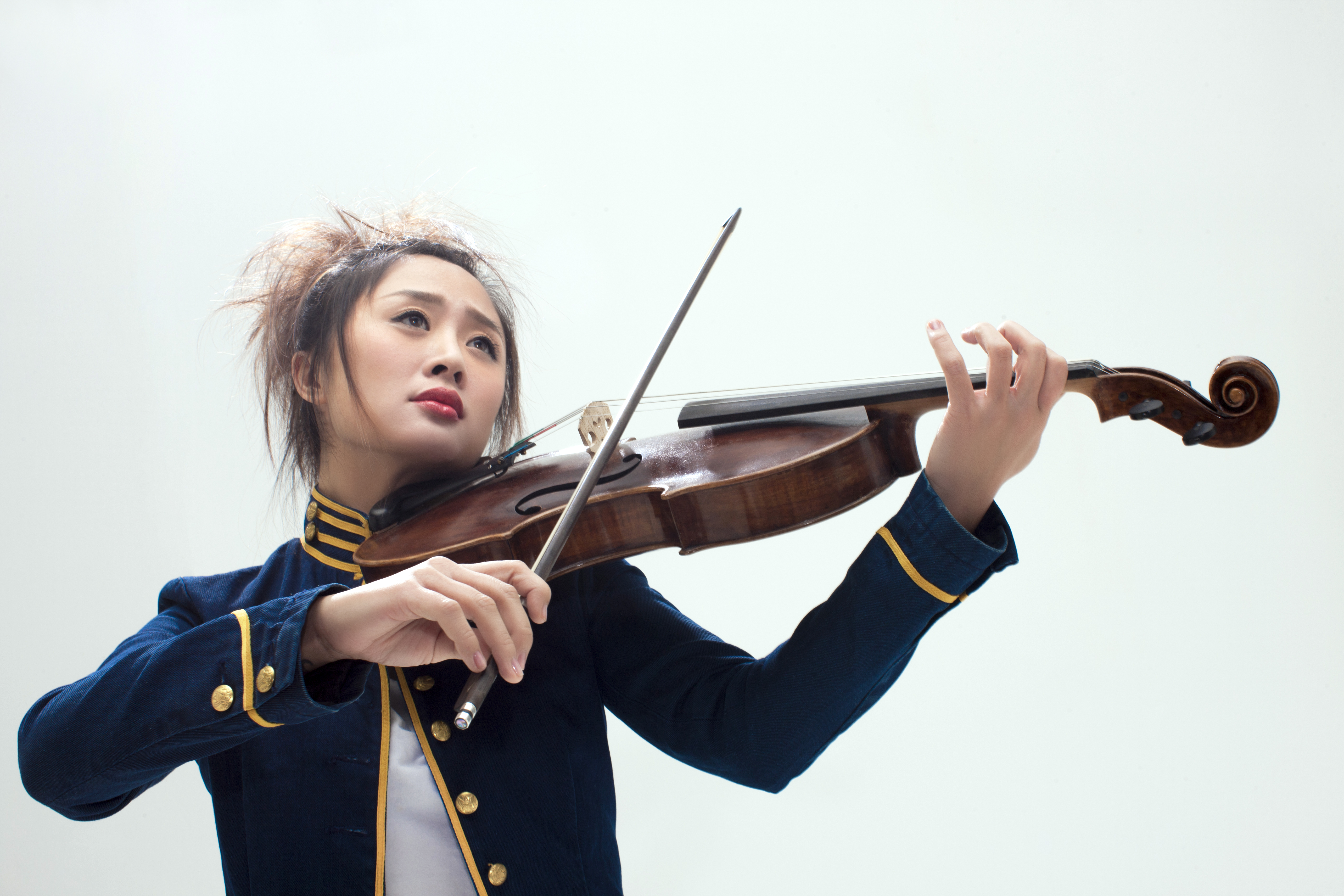  p>杨依诺,又名杨璟,世界首位五弦中提琴演奏家.鼓浪屿人.