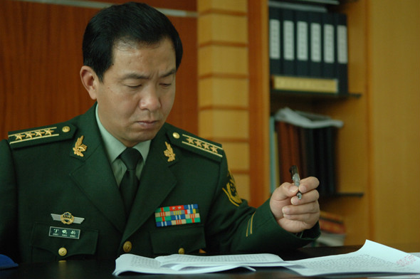  p>丁晓兵,男,汉族,1965年9月出生,1983年10月入伍,1984年10月在执行