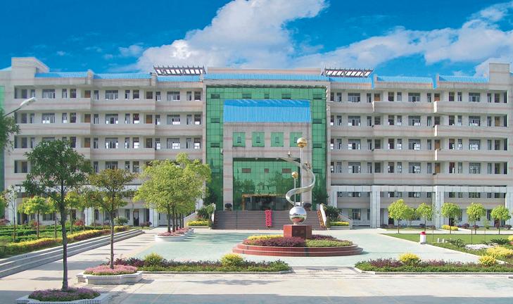  p>监利新沟中学是一所直属监利县教育局的重点高中,学校位于湖北省