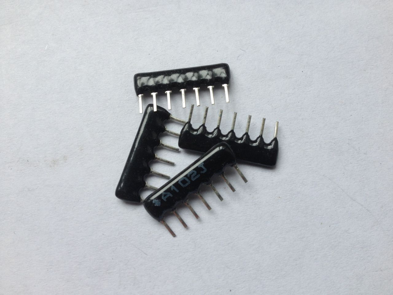  p data-id="gnbjev9x0b">排阻(network resistor),即网络电阻器(wire