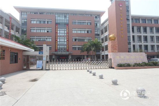 p>厦门市湖里实验中学是由湖里区委,区政府创办的公办初中校,是福建
