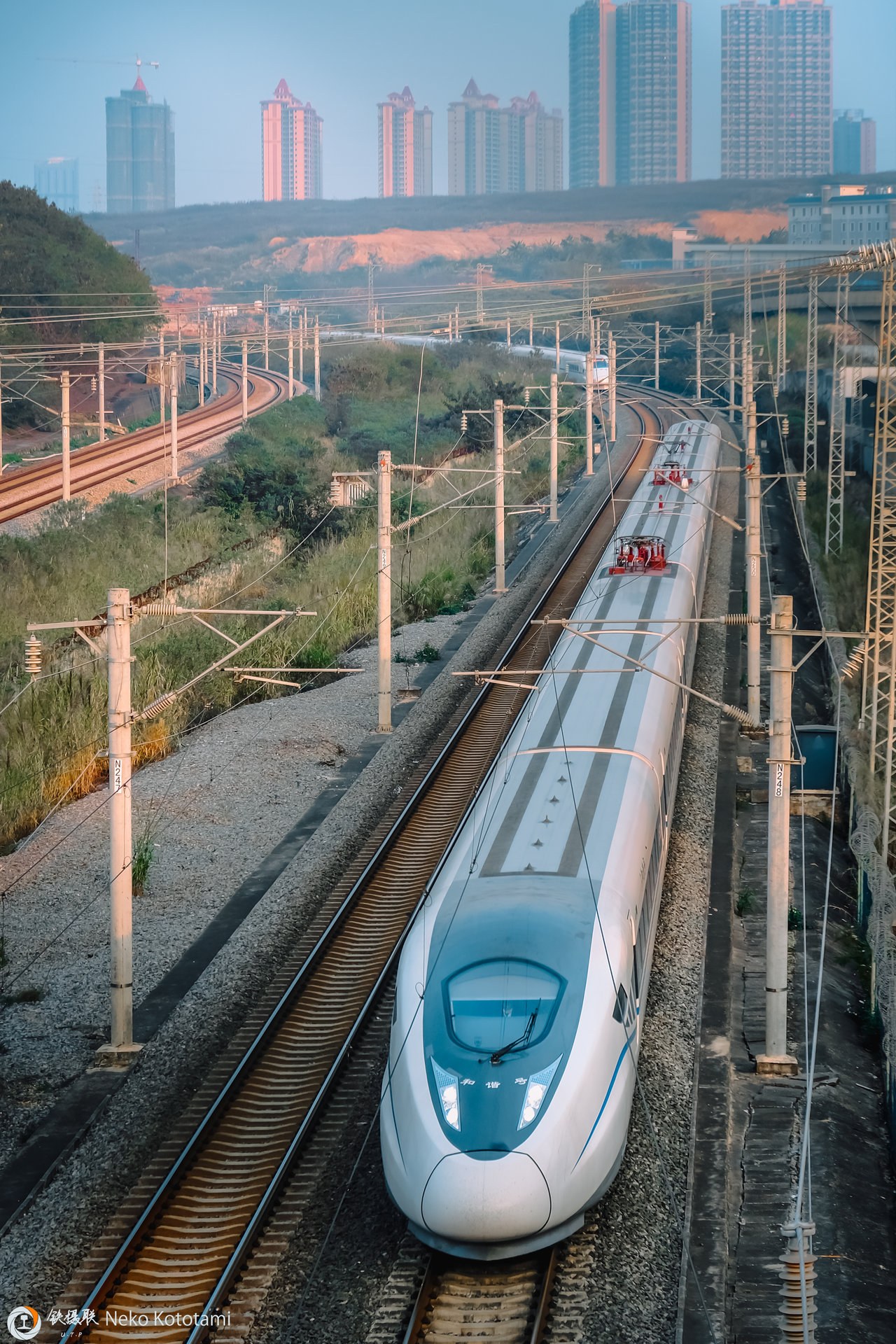  p>和谐号crh2型电力动车组是运行于中国大陆的高铁动车组列车种类之